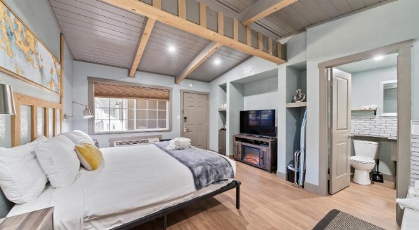 Blue Jay Lodge image 12