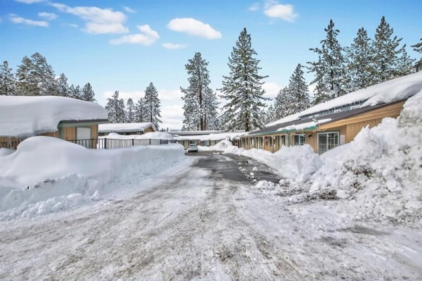 Blue Jay Lodge image 18