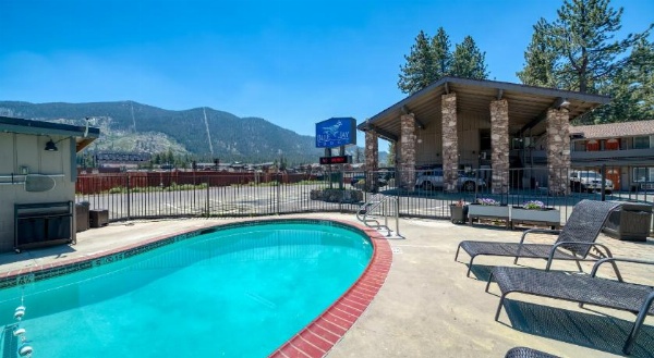 Blue Jay Lodge image 23