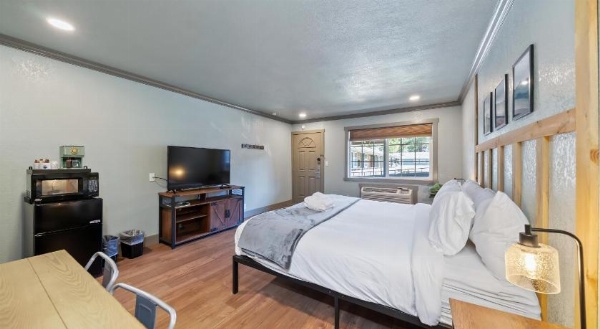 Blue Jay Lodge image 25