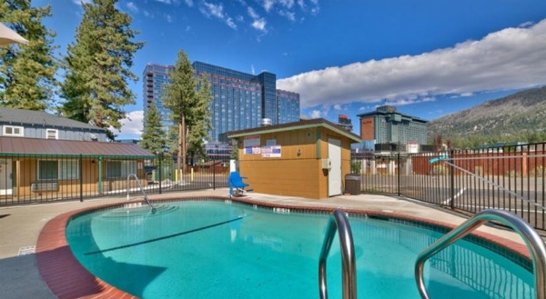 Blue Jay Lodge image 9